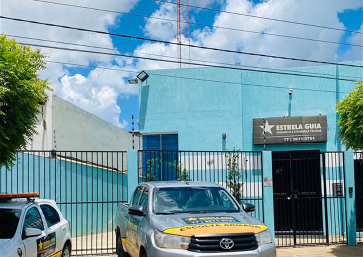 Fachada e viaturas da Estrela Guia